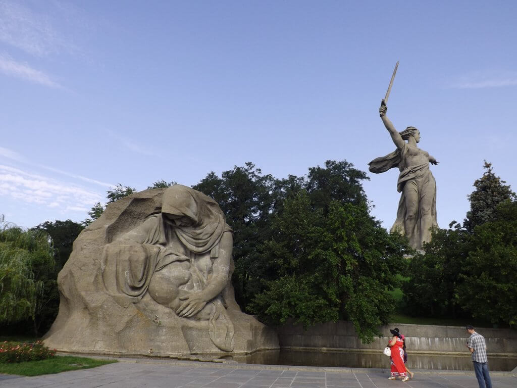 Мамаев курган является. Мамаев Курган Сталинградская битва. Мамаев Курган кинохроника. Бои за Мамаев Курган. Мамаев Курган во время Сталинградской битвы.