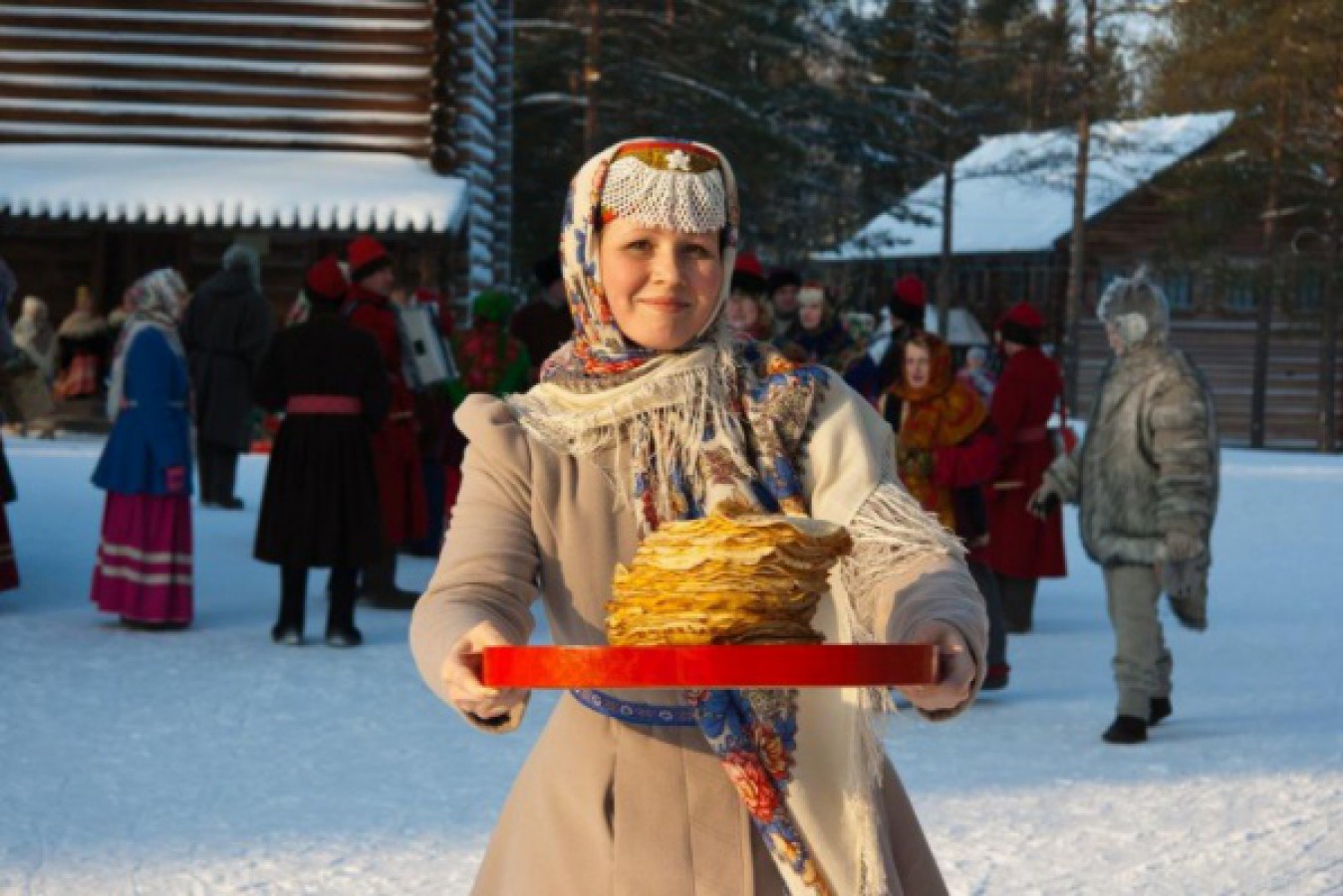 Девушка с блинами на масленицу