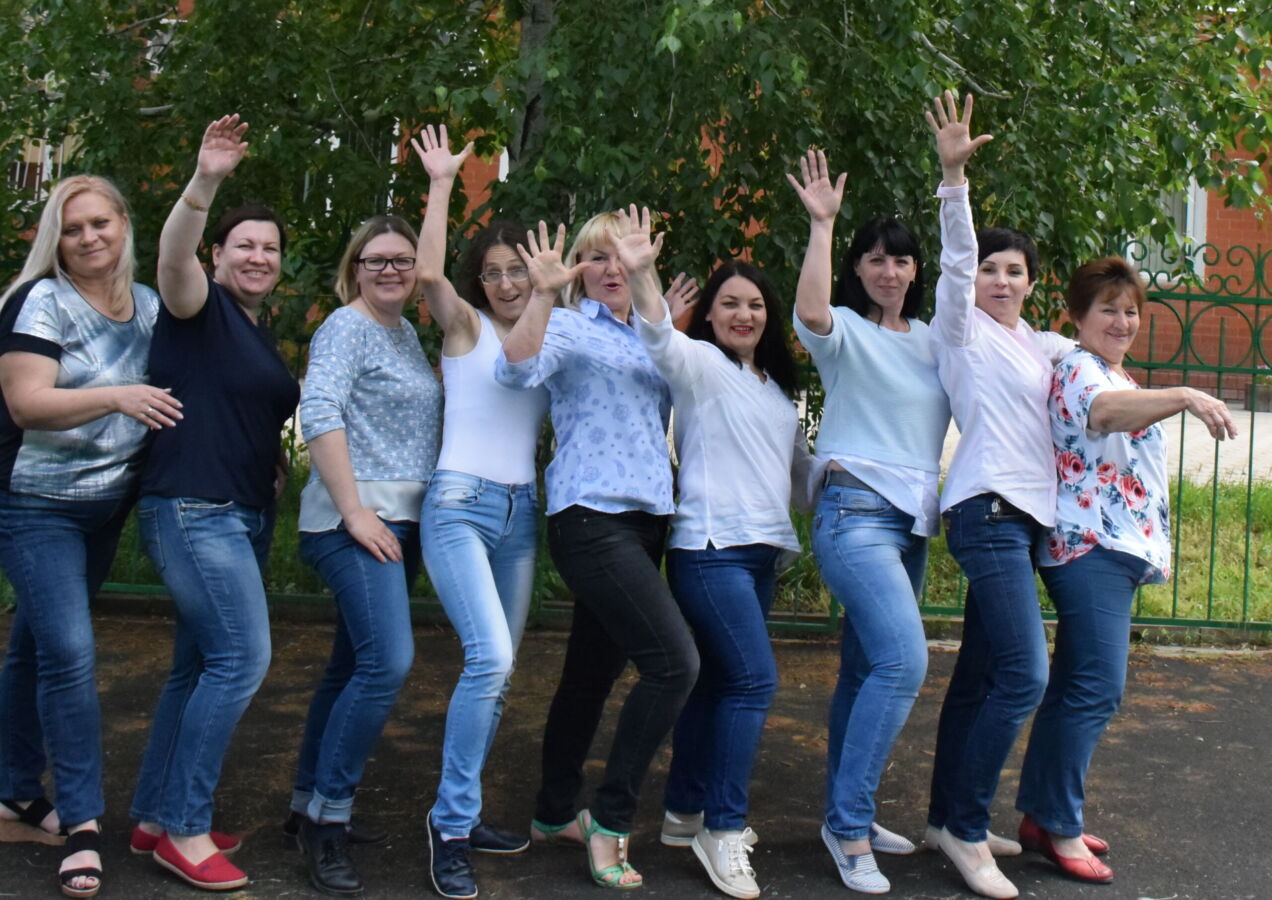 Газеты хороших новостей. Групповые фото работающих женщин в РФ 2021.