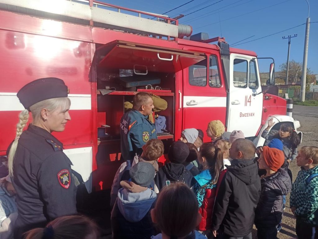 Выселковские первоклассники изучили пожарный автомобиль и машину дорожно-патрульной  службы | 02.11.2023 | Выселки - БезФормата